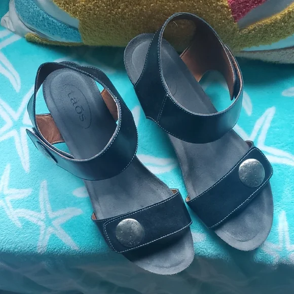 Taos Carousel 2 Black Modern Comfort Sandals - Picture 1 of 11